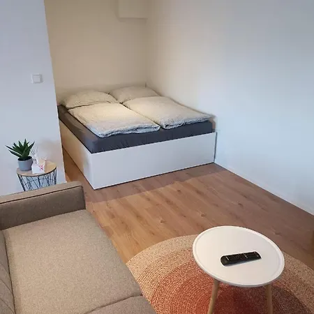 Zoo Karlovarska Apartment